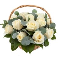 Корзина с 19 белыми розами