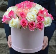 Белые и розовые розы в коробке Белые и розовые розы в коробке